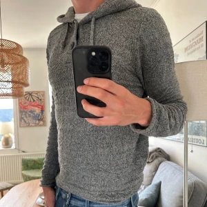 Stickad grå hoodie  - Fett till sensommarn,, skriv vid funderingar 🙌 Pris: 350 (förhandlingsbart!)