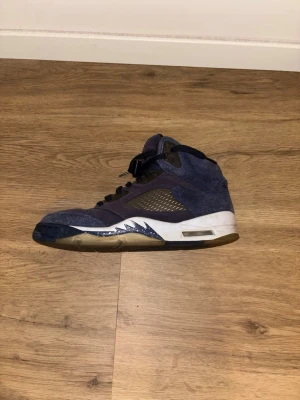  Jordan 5 sneakers - Säljer ett par blåa feta  Jordan 5 sneakers med svart meshpanel på sidan riktigt fräscha funkar till basket eller ba outfit. Pris kan diskuteras 