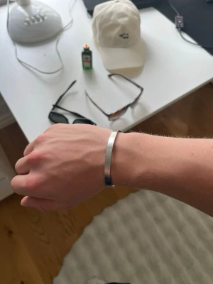 Maison Margiela silverarmband - Säljer mitt snygga Maison Margiela armband i fint skick. Armbandet är justerbart. Kan gå ned i pris vid snabb affär. Hör gärna av er! 
