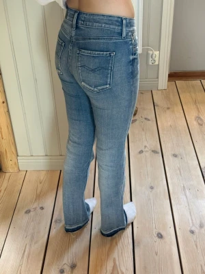 Replay jeans  - Replay bootcut jeans storlek W26 L30. Benen är uppsprättade nedtill. Knappt använda och säljes då de inte kommer till användning. Nypris ca 1600