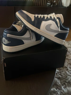 Blåvita låga sneakers med läderdetaljer - Ny pris 1800-2200 köpta från JD sport. Snygga sneakers i blått och vitt med klassisk låg siluett. Skorna har vita snören, tydliga sömmar och är tillverkade i läder. Perfekta för dig som gillar stilrena och sportiga skor med ikonisk design.