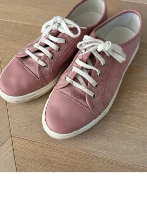 Rosa gucci skor  - Säljer dessa snygga rosa gucci skor. Låda, dustbag och nya snören medföljer.