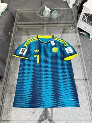 Colombia Fotbollströja | Luis Díaz #7 | Stl L (Ny!) - Helt ny adidas colombia landslagströja med luis díaz (nummer 7) tryckt på ryggen! Storlek large. Riktigt fet design i blått och neongult med ärmmärken. Taggarna sitter fortfarande kvar. Perfekt för både match och streetstyle! 