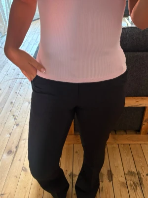 Svarta bootcut byxor - Säljer ett par svarta bootcut byxor med hög midja. Byxorna är knappt använda🥰