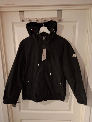 Moncler windbreaker - Moncler windbreaker i storlek M, använd fåtal gånger, säljer för att den är för liten, pris går att diskutera