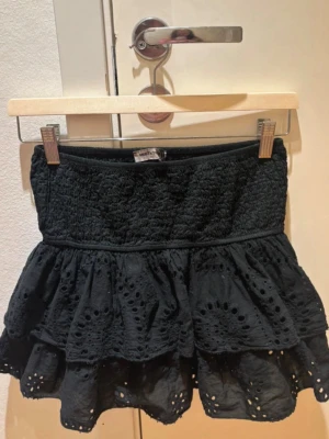 Svart mini kjol - meet x tiger - Svart mini kjol med volanger från meet me there. Kjolen har inbyggda shorts och är i fint skick.          Storlek: M/L