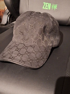 Gucci keps - Svart gucci keps med gg monogram, använd fåtal gånger, pris går att diskutera 