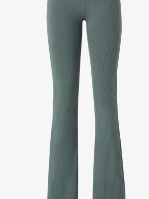 Ribbade gröna bootcut leggings från aimn  - Snygga ribbade leggings i en dämpad grön nyans med bootcut-ben. Perfekta för dig som vill ha en trendig och avslappnad look. De går att vika ner i midjan också! Nypris 699!💕