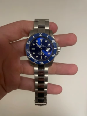  Submariner blå och silver klocka - Hittade denna klocka på en resturang i Stockholm, och säljer den rätt så billigt pga av det, ser äkta ut och alla grejer som äkta har , har denna , pm vid frågor , inga defekter 