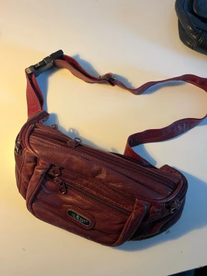 Vintage crossbody väska - Vinröd vintage väska, crossbody. Fint skick 