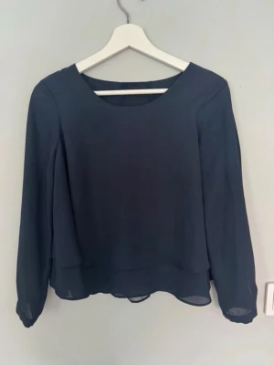 Marinblå blus från Zara i nyskick - Storlek XS. Inga defekter alls, som ny fast begagnad. Postar samma dag eller dagen därpå