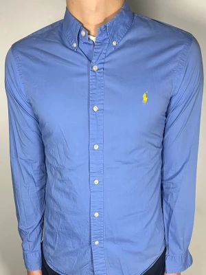 Ralph Lauren skjorta - 👕 Plagg: skjorta                                                                 📏 Storlek: S                                                                🏷️ Märke/Modell: Ralph Lauren                                           ✨ Skick: Fint skick                                                        💬 Vid frågor är det bara att skriva!                                                                                          🛍️ Gramenti