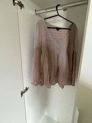Beige blus från Lindex - Ej använd och säljer inte längre, original priset var runt 300kr men kommer att sälja för 150kr.