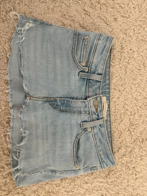 Ljus blå kjol från levis  - Super fin kjol som är avklippt och syd från ett par jeans 
