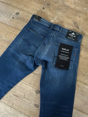 Replay jeans  - Storlek 31x30. Helt nya, säljer pga fel storlek👍modellen är Grover straight fit denim.🔥                           Skickas oftast samma dag📦                        Snygga blå jeans från Replay med power stretch för extra komfort. Klassisk femficksmodell med raka ben och subtila slitningar. Jeansen har mörk tvätt och detaljerade bakfickor. Perfekta för en trendig och avslappnad stil.👖