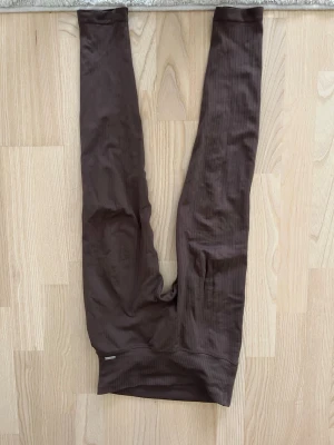 Bruna ribbade tights från Aimn - Mörkbruna tights från Aimn i ribbat stretchigt material. Perfekta för chill dagar hemma eller på gymmet.