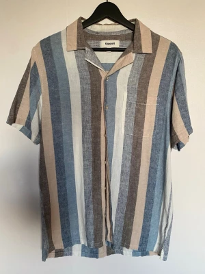 Kortärmad skjorta/linneblandning - Snygg skjorta från Kappahl med breda ränder. Tillverkad i luftig linneblandning, perfekt för varma dagar.                           Obs! T-shirt på bilderna ingår inte i priset.