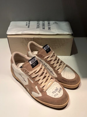 Golden Goose Ballstar - Ett par sjukt unika Ballstars i extremt bra skick. Perfekt nu till sommar/höst. Storlek 44. Dustbag och kort tillkommer:)