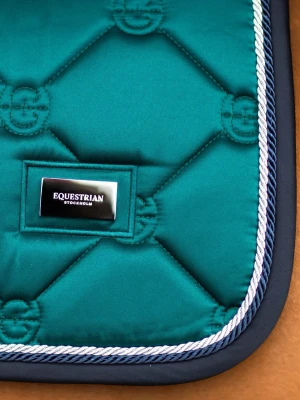 Equestrian Stockholm schabrak  - Säljer detta jättesnygga schabraket från Equestrian Stockholm i färgen emerald. Strl är full och det är dressyr schabrak men funkar till båda. 