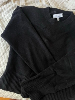 Stickad tröja - Svart stickad tröja från & other stories. Fint skick men lite nopprig här och där, lappen innanför tröjan håller på att åka bort. Storlek S men funkar som XS också skulle jag säga. 