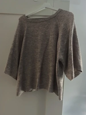 Beige oversized stickad tröja - Säljer denna beige stickade trekvarts ärmade tröjan som är lite urtvättad. Den kommer inte till användning 