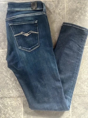 Schysst par Mörkblå Replay - Snygga mörkblå jeans från Replay, modell LUZ. Med snygga slitningar, Klassisk femficksdesign med kontrastsömmar på bakfickan och normal midja. Jeansen har en smal passform och är tillverkade i mjukt denimtyg som sitter skönt hela dagen. Skriv gärna vid frågor 🌟✌🏼