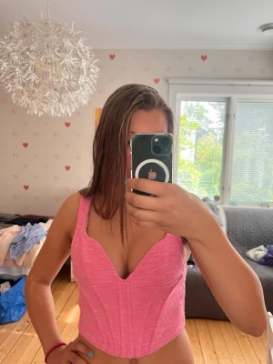 Rosa korsettopp - Snygg rosa korsettopp, passar perfekt till fest. Strl S men åt det kortare hållet så bra även på XS! Köpt på sellpy men använd en gång av mig😇