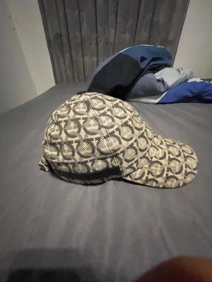 Ferragamo keps  - Säljer en beige och svart keps från Salvatore Ferragamo. Äkta såklart