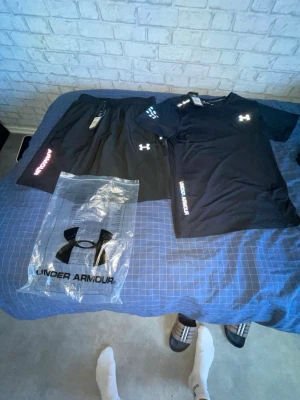 Under armour trackie - Hej, om någon intresserad av något tillbyte mot denna fina under armour tröjan bara passa på och skriva till mig😁Tröjan är M men passar S! OBS ETIKETTEN FINNS EJ KVAR, Ingen lapp!!