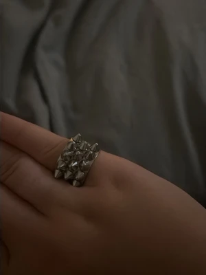 Silvrig ring med nitar från Edblad  - En super fin silvrig ring i bra skick från Edblad, storlek 18,50. Är öppen för byten mot en guld 😁😁