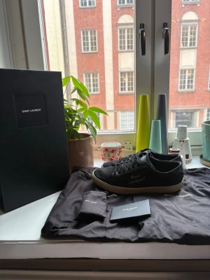 Yves saint laurent skor - Säljer nu ett par riktigt fina ysl skor som är i mycket bra skick. Skorna är använda enstaka gånger och har knappast tecken på användning. Skorna är i storlek 40 men passar upp till 41-42. Pris kan diskuteras vid snabb, smidig affär. 
