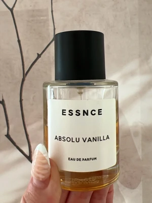 Essnce Absolu Vanilla  - Jättefin vaniljdoft från Esscne, perfekt nu till hösten. Säljes då jag har andra vaniljdofter jag sträcker mig före, se bild för använd mängd ca halva flaskan. Självaste flaskan är 50ml. 