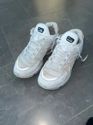 Vita Nike TW Airmax - använda men i bra skick , skorna behöver bara tvättas