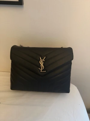 Svart Saint Laurent handväska - YSL väska från 2024 i storlek M. Pris kan diskuteras😄Kommer från rökfritt och djurfritt hem! 