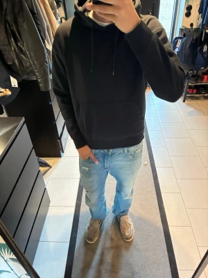 Jack & Jones hoodie svart  - Säljer en svart hoodie från Jack & Jones. Trycket är egen designat! 