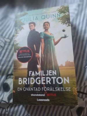 Familjen Bridgerton: En oväntad förälskelse - Säljer boken 'Familjen Bridgerton: En oväntad förälskelse' av Julia Quinn. Aldrig använd bara haft i ett vitrinskåp. Den är om kate sharma och Anthony bridgerton 