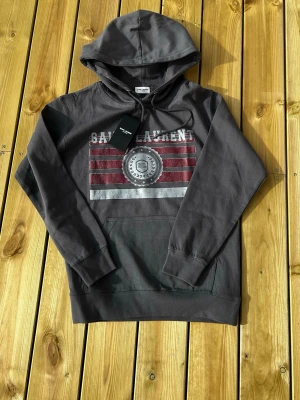 YSL Hoodie - Säljer denna nästintill sprillans nya Yves Saint Laurent hoodien. Den är i storlek S men passar snarare XS. Hör av er om ni har några frågor😃