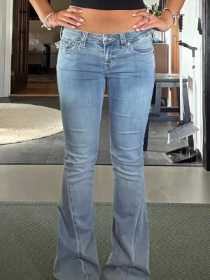 True religion jeans - Super snygga nya true religion jeans! Säljer för att de e dels för långa på mig (se bild 3,4) och att de är pytte lite för stora! De är i strl 26 som motsvarar ungefär S. Jag bär 25-26 (S) och är 163. De är köpta nydligen, men har använt dom så små skador längst ner. De är smutsiga där nere men tvättar alltid mina kläder innan dom skickas så de inga problem, det går bort i tvätten 💗Pruta gärna!