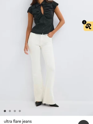 Vita ultra flare jeans Gina Stl 36 - Säljer ett par vita ultra flare jeans med medelhög midja. Använda en gång så de har lite märke vid byxkanten. Lite för långa för mig. Skriv för fler bilder 💞