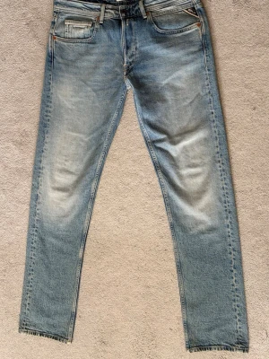 Replay Grover jeans  - Säljer ett par nya ljusblå replay jeans med raka ben och snygga slitningar på framsidan. Jeansen har klassisk femficksdesign i storleken W32 L32. Använda en gång då jag inte tyckte passformen passa mig. Skriv vid minsta fundering. 