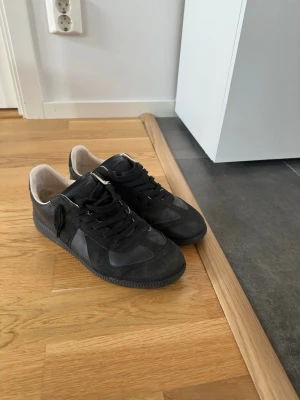 Maison Margiela skor - Ett par svarta Maison Margiela skor. Jag köpte de från EBay för 4250kr och jag säljer de så billigt i och med att de används men de har fortfarande väldigt mycket kvar att ge från sig. Vid frågor funderingar, bud eller annat så är det bara att skriva. Som sagt är priset inte hugget i sten och kan förhandlas 😊😍