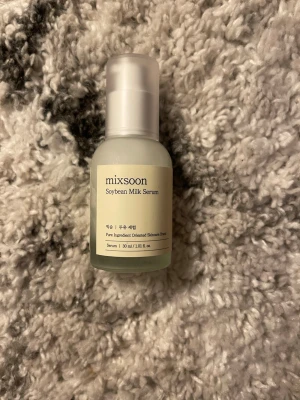 Mixsoon Soybean Milk Serum 30ml - Mixsoon Soybean Milk Serum är ett ansiktsserum i en frostad glasflaska med pump. Innehåller 30 ml och har en minimalistisk beige etikett. Produkten är framtagen för att återfukta och vårda huden med sojabönsextrakt.
