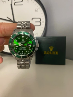 Rolle klocka grön urtavla - Helt ny Rolle, skriv om ni undrar något..                            Liten box följer med (första bilden)