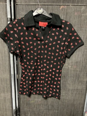 Topp från Poizen i storlek L/XL - Svart topp från Poizen i storlek L/XL. Helt ny.