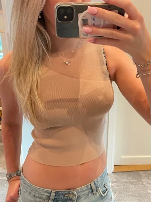 Beige cool tröja från zara - Cool ärmlös tröja från Zara. Den är glittrig högst uppe och är även lite högre i halsen. Skicka gärna prisförslag🩷 