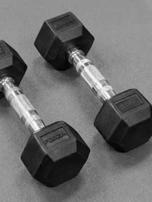    Två nya  2 kg hantlar med gummibeläggning - Säljer ett par hantlar på 2 kg styck med sexkantiga svarta gummihuvuden och greppvänligt handtag i metall. Perfekta för hemmaträning eller gymmet. Märket Forza syns på vikterna.