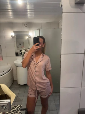 Rosa pyjamas  - Rosa super fin silkes pyjamas set, knappt använt 