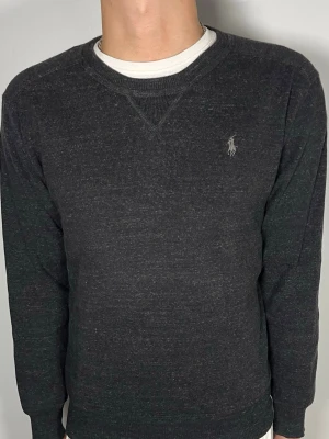 Ralph Lauren tröja - 👕 Plagg: Tröja                                                                 📏 Storlek: S                                                                🏷️ Märke/Modell: Ralph Lauren                                           ✨ Skick: Fint skick                                                      💬 Vid frågor är det bara att skriva!                                                                                          🛍️ Gramenti