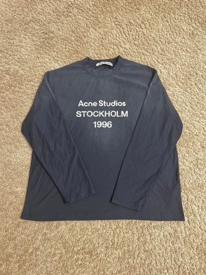 Acne Studios blå långärmad tröja - Mörkblå långärmad tröja från Acne Studios