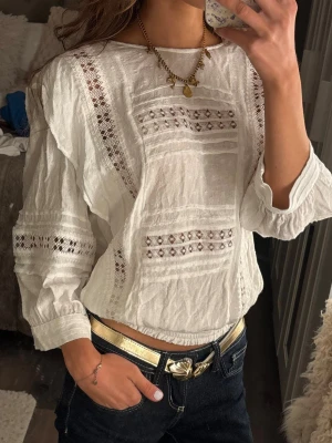 Vit blus med spetsdetaljer - Supersöt vit blus med spetsdetaljer💕